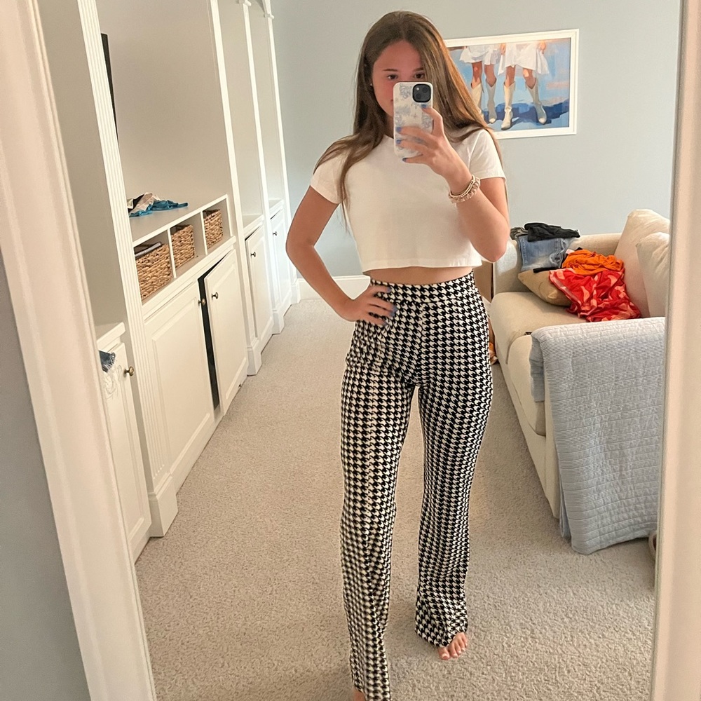 HOUNDSTOOTH BLACK AND WHITE GAMEDAY FLARE LEGGINGS